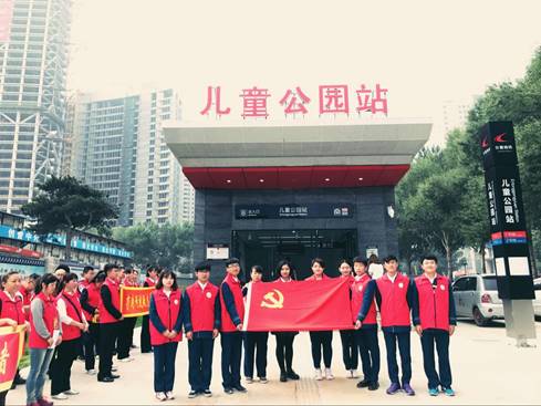 华外志愿者与党旗合影